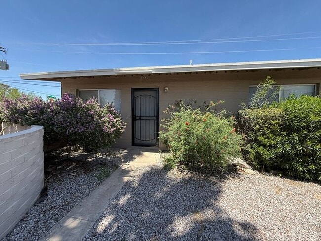 Building Photo - Town Home For Rent