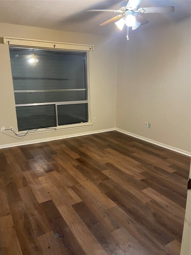 Photo - 4809 Oak Hollow St