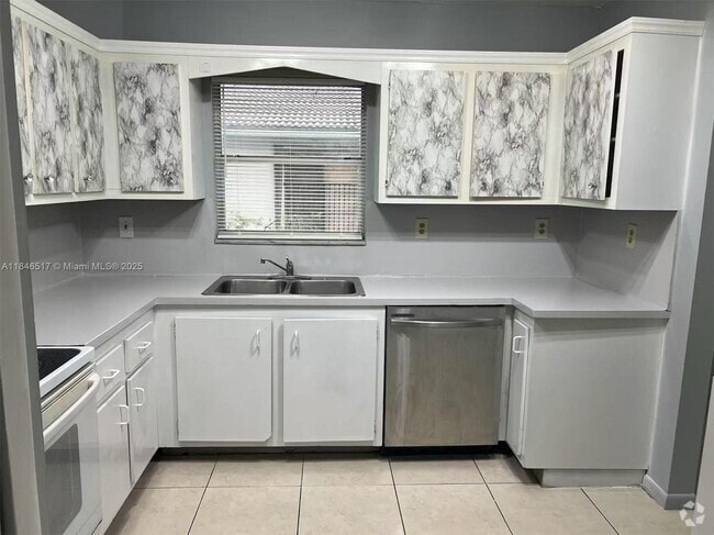 Building Photo - 3100 Coral Springs Dr Unit 2J Rental
