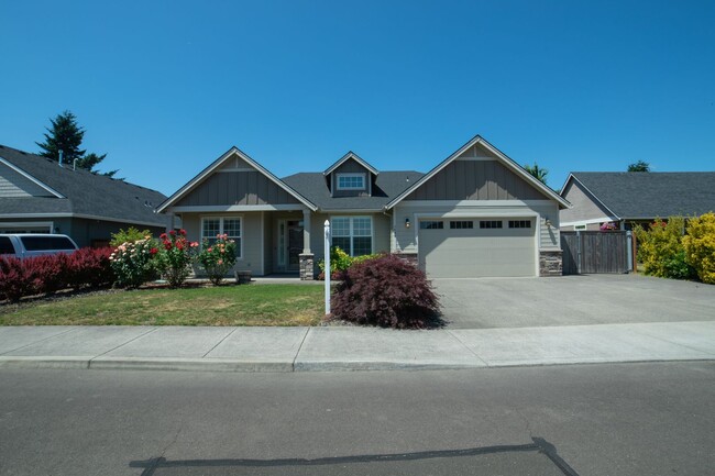 Building Photo - Beautiful Canby Custom Home!