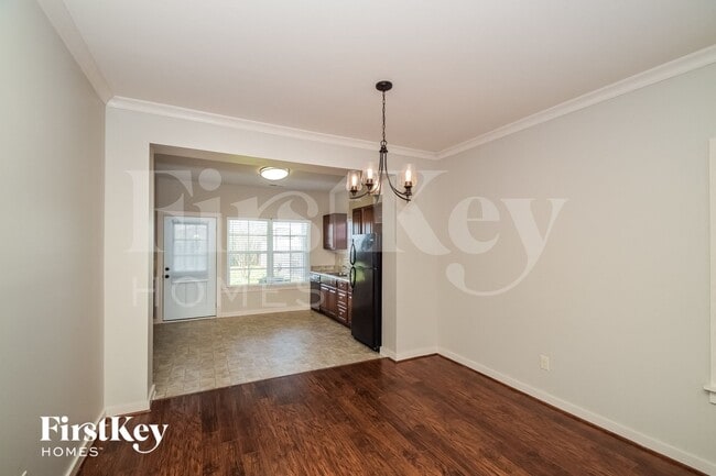 Photo - 810 Hawthorn Ln