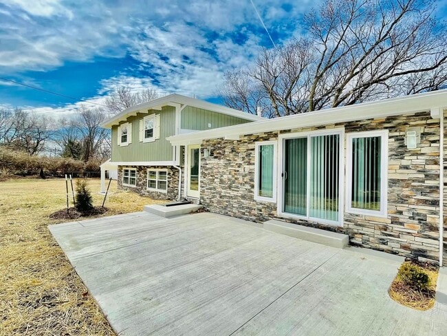 Building Photo - Gorgeous fully updated 3 bed 3 bath near KU Campus!