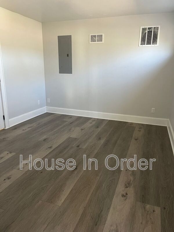 Photo - 127 W Chestnut St