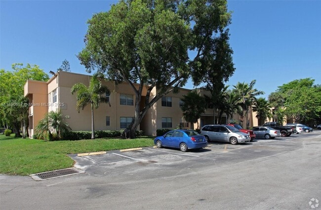 Building Photo - 271 Bonnie Blvd Unit 205