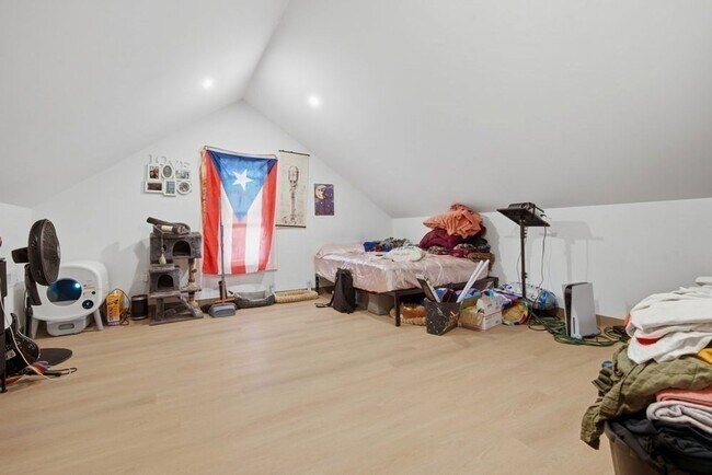 Photo - Giant 6 Bed in Mission Hill 9/1/26