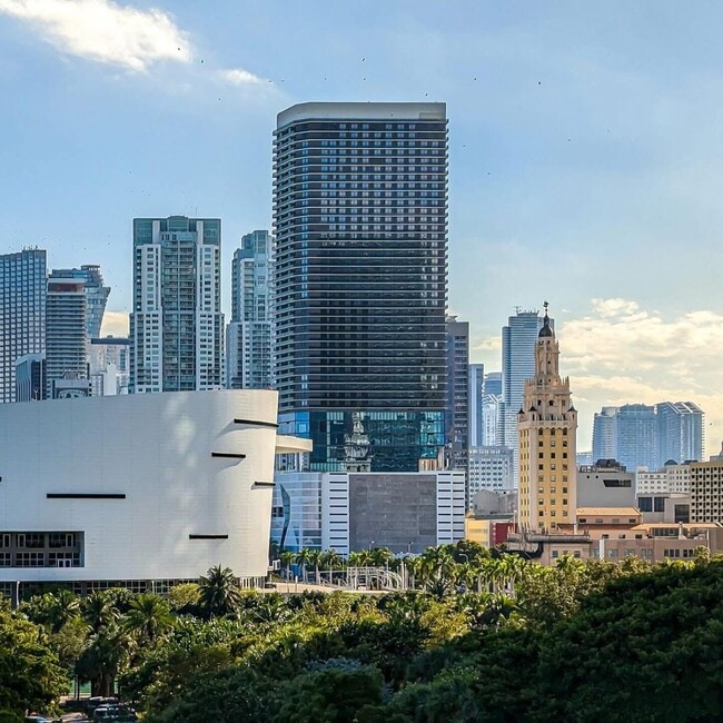 Building Photo - 398 NE 5th St Unit 2118