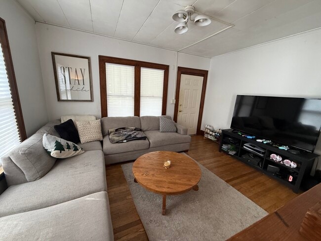 Main floor living room - 670 S Governor St Unit House 6 bedrooms