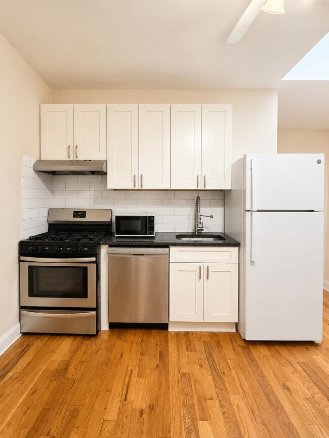 Building Photo - 31 Hopkins Ave Unit 2