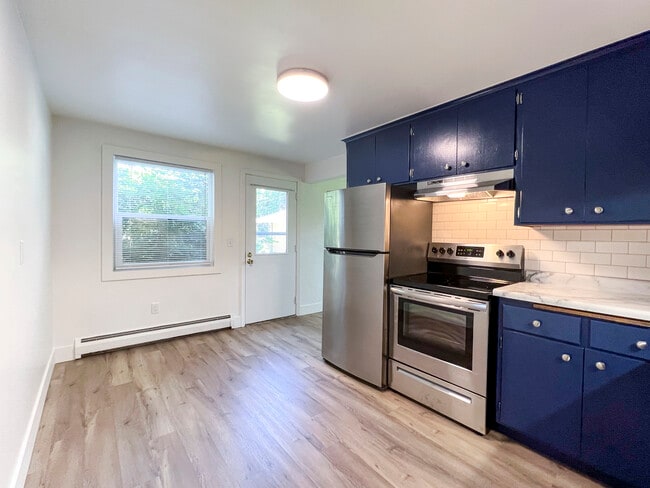 Kitchen eat-in area - 1651 10th Ave Unit 4