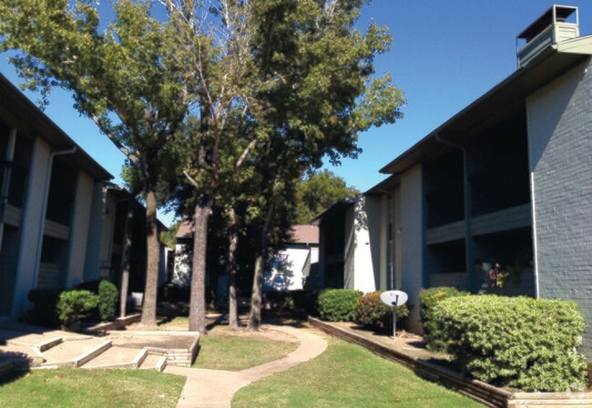 Building Photo - Forest Pointe Rental