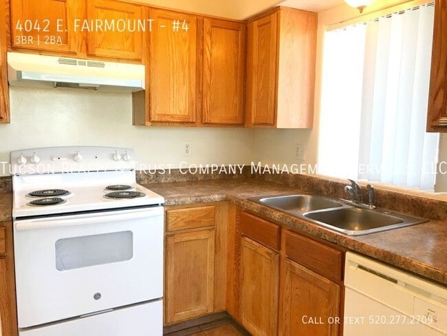 Building Photo - 4042 E. FAIRMOUNT-#4 Unit #4