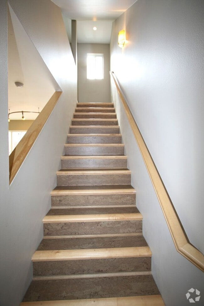 Building Photo - 3 Bedroom Townhouse!