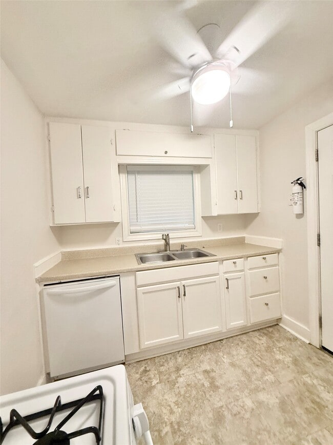 Building Photo - 119 Oak Dr