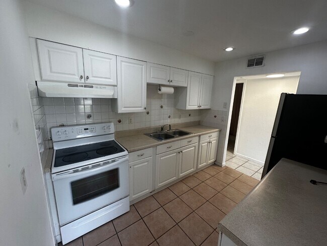 Photo - 1157 S Loop Blvd