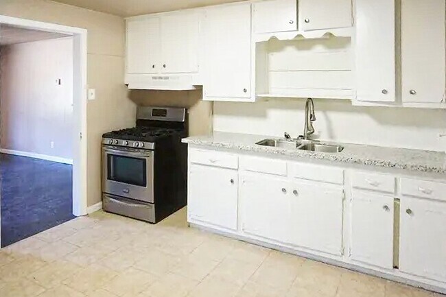 Photo - 4425 Harding Dr