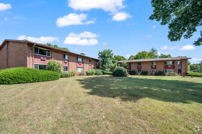 Building Photo - Pembrooke Court Apartments