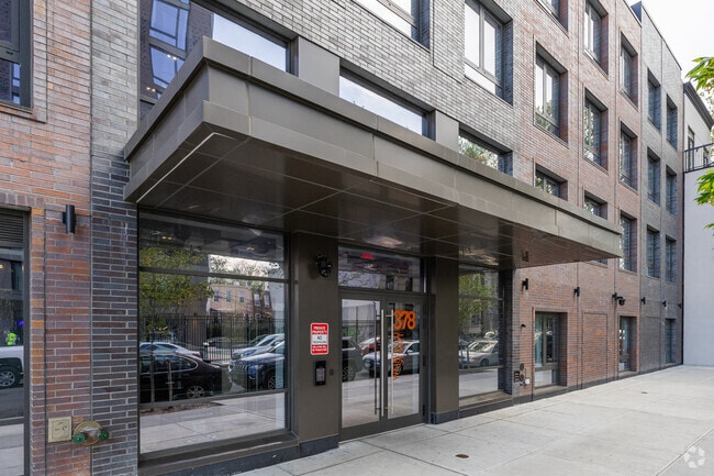 Entrada. - 378 Weirfield St