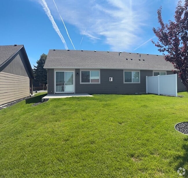 Building Photo - Moen Fields 3 Bed 3 Bath Garden Townhome a... Unit 414