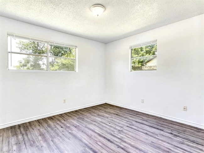 Building Photo - "Charming 2-Bed Retreat in San Marcos – Cozy 790 Sq Ft Living Space!"