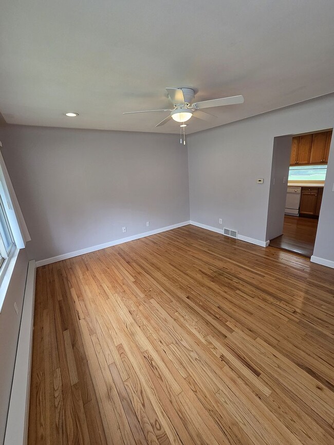 Photo - 21669 Middlebelt Rd