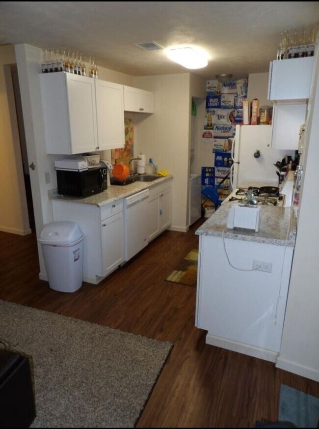 Photo - 1918 Jane St Unidad 1918  2