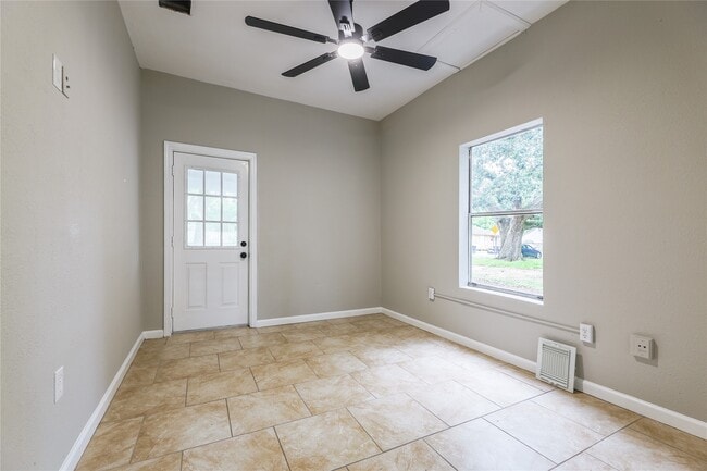 Photo - 704 W Willis St