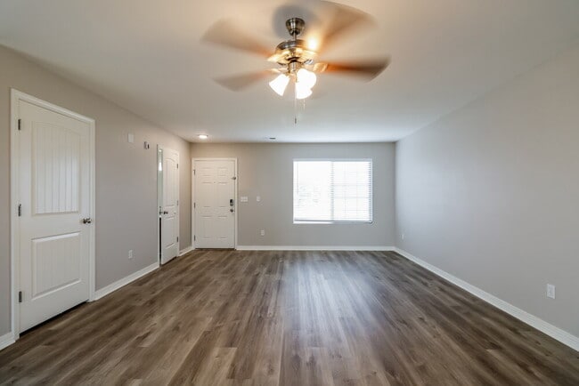 Photo - 558 Wellington Dr