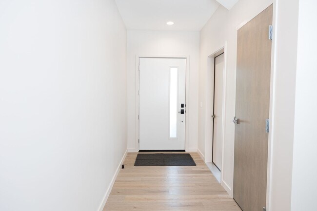 Photo - 301 W Short St