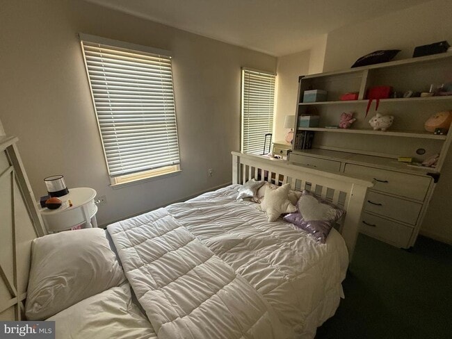 Building Photo - 344 Hart Mews