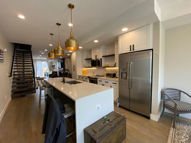 Building Photo - Modern 2 Bed | 3.5 Bath Townhome with Bonu...