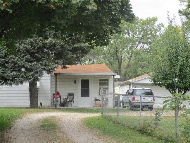 Building Photo - 2015 W Albany Ave