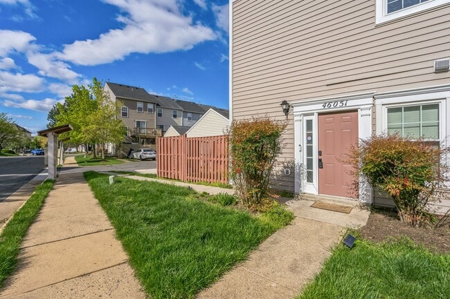 Building Photo - Comfort & Convenience in the Heart of Sterling