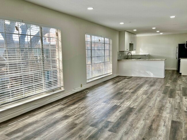 Building Photo - 2101 Fountain View Dr Unit B