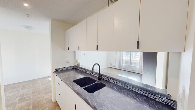 Photo - 10405-10499 99 Ave