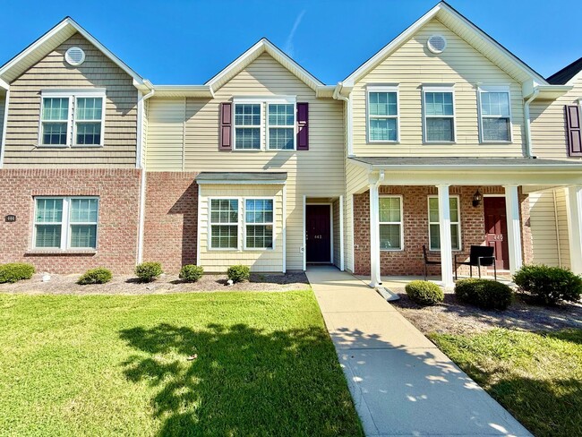 Building Photo - Beautiful 2 Bed 2.5 Bath townhome located ...