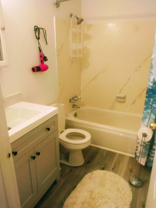 upstairs bath - 1693 E Fort Union Blvd