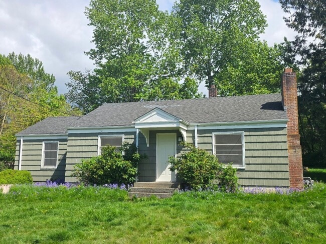 Building Photo - 3 Bedroom, 1 Bath Single Family Home!