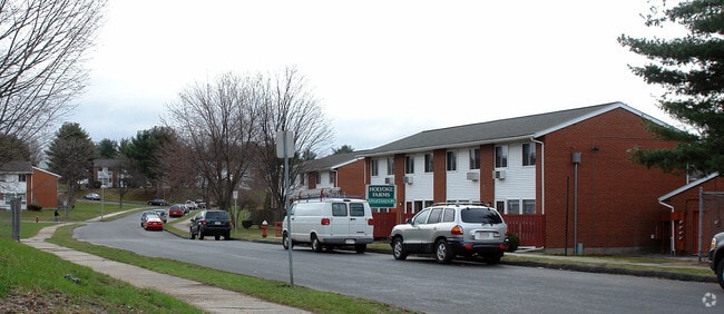 Holyoke Farms - Holyoke Farms Apartments
