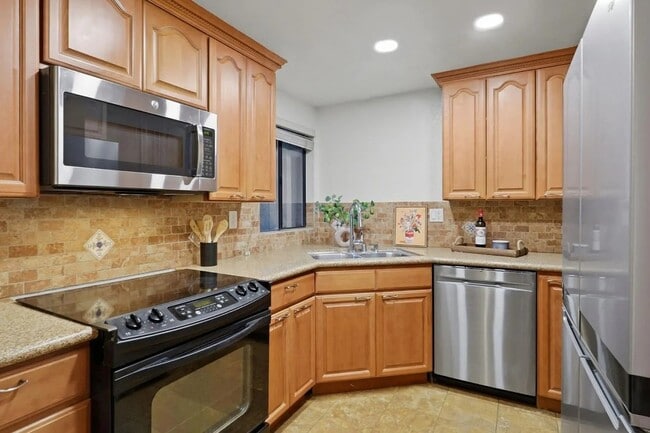 Kitchen - 1661 Braddock Ct Unit 1661