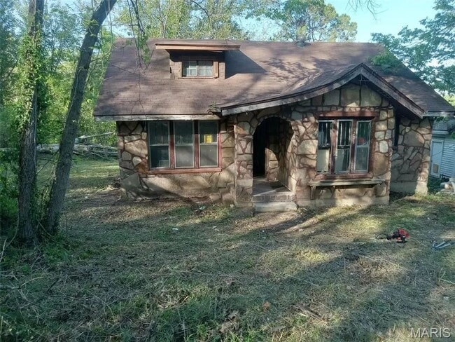 Building Photo - Fixer Upper with Character! $690 month