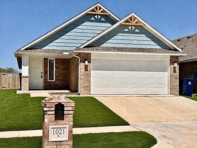 Building Photo - **Gorgeous Newer Build! 3 Bed 2 Bath**