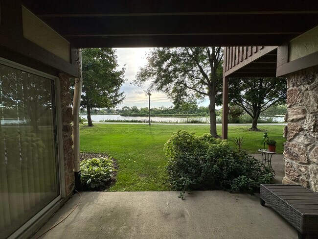 Photo - 1304 N Streamwood Ln Unidad 309 Rental