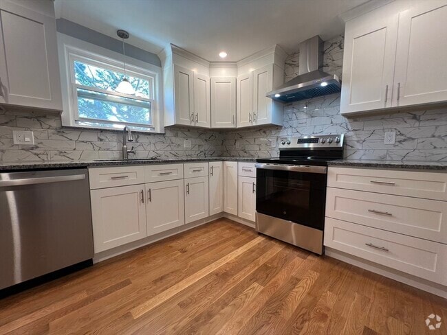Building Photo - 79 Walnut St Unit 2 Rental