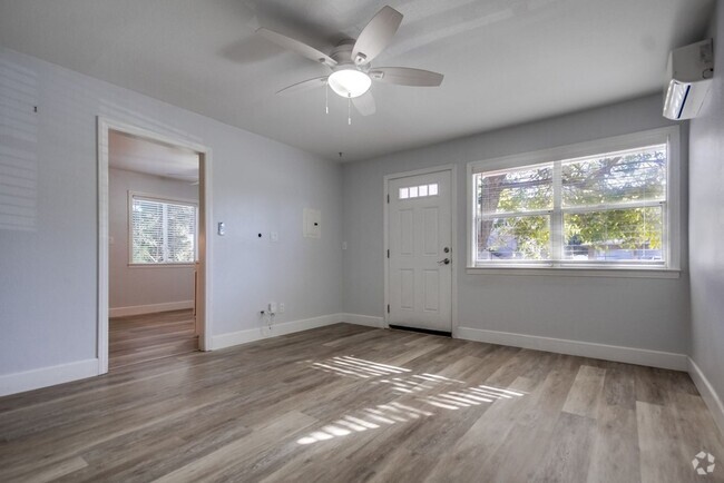 Building Photo - ***Available Now****   Two bedroom, One Ba... Rental