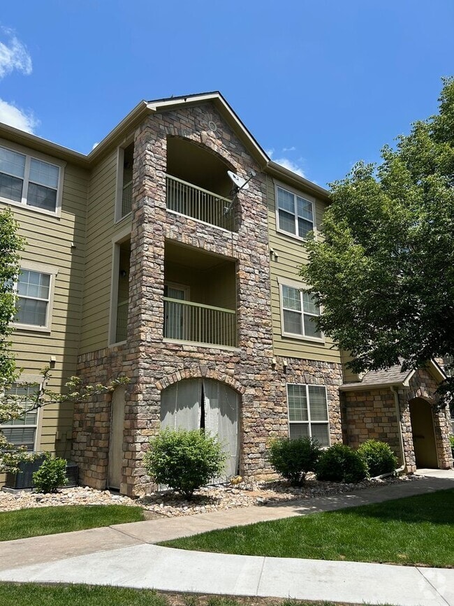 Building Photo - Stunning Two Bedroom Condo