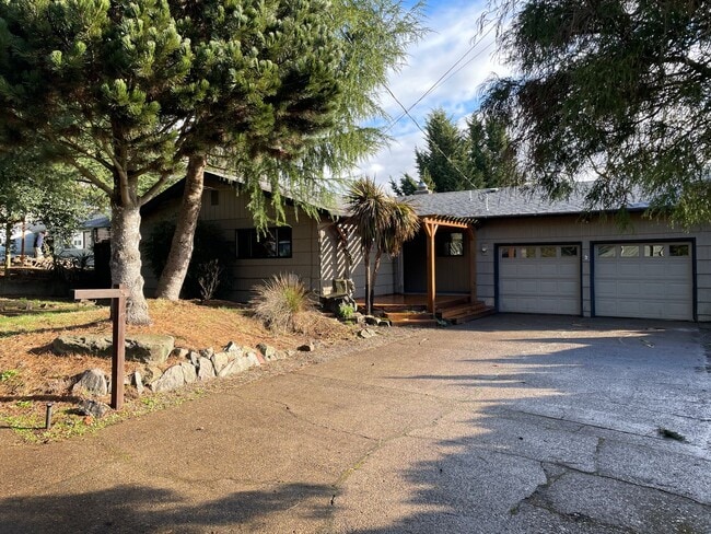 Building Photo - *Coming soon* 3 Bedroom 1.5 Bath Single Family Home