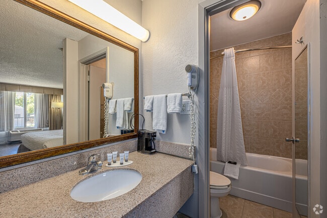 1BR, 1BA - 620SF - Bathroom