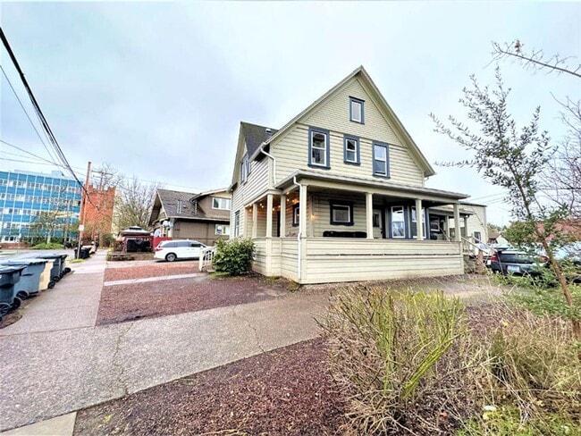 Building Photo - Monroe & 23rd St. Big 6 Bed 2 bath Home