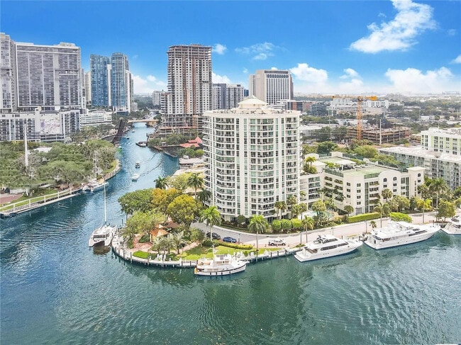 Building Photo - 401 SW 4th Ave Unit 906