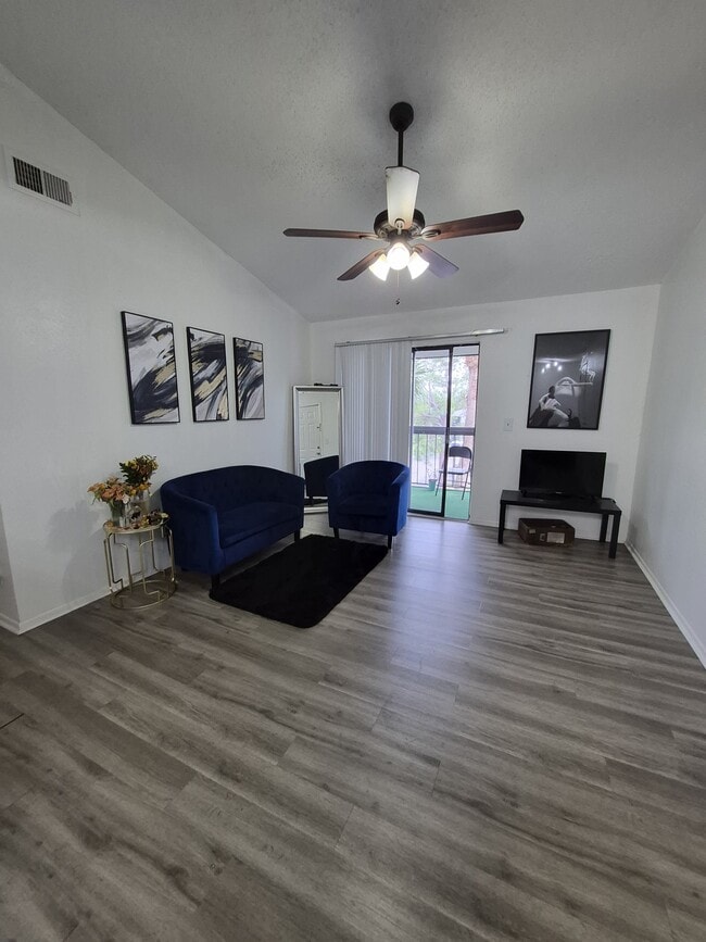 Photo - 2031 Cascades Blvd